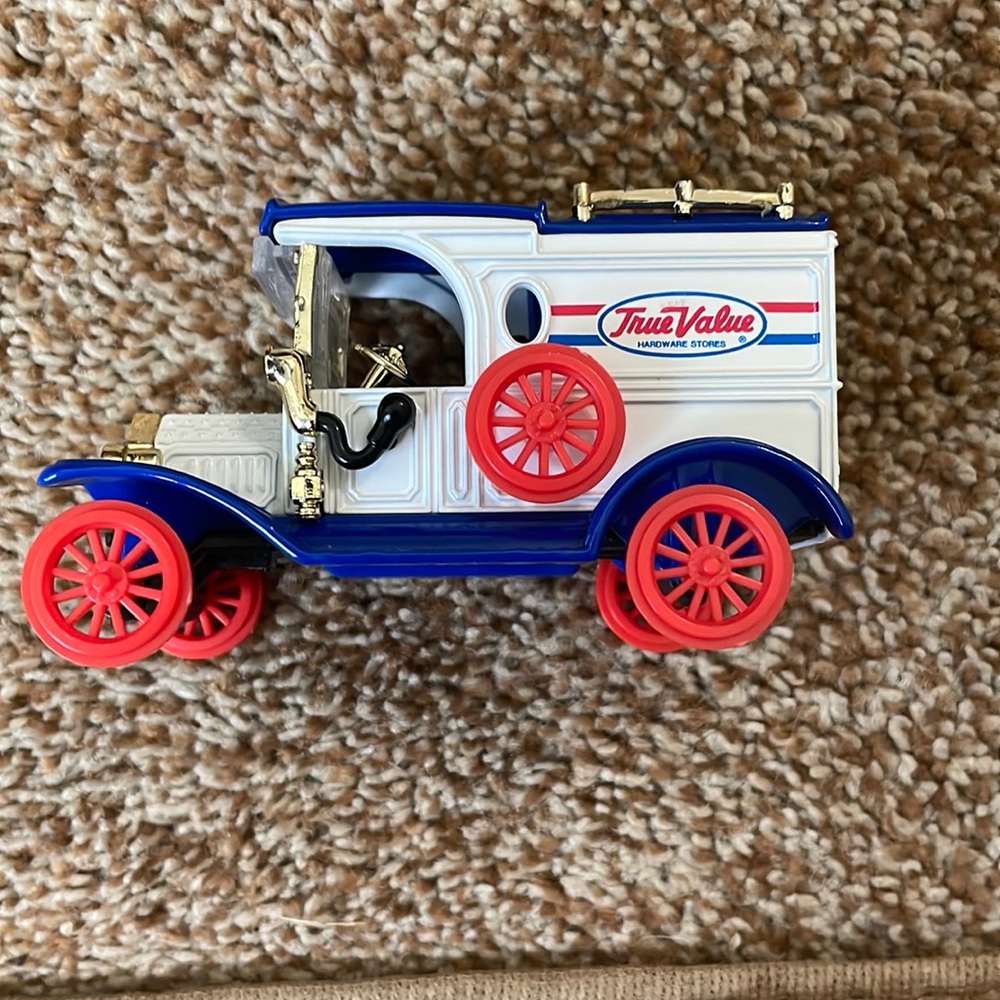 VTG Ertl True Value 1913 model T diecast delivery van